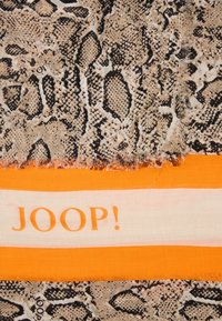 Tissu en imprimé serpent marron et noir avec des bords à franges, comportant une bande orange avec le texte "JOOP!" en lettres grasses.