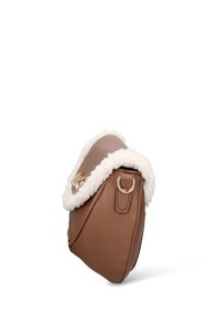 Borsa a tracolla in pelle marrone testurizzata con bordo in pelliccia sintetica bianca e dettagli in metallo color oro, fotografata su sfondo bianco.