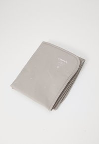 Portefeuille en tissu gris avec une texture lisse, des bords arrondis et des motifs géométriques subtils. Présente le logo et la marque sur le devant.