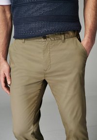 Next SLIM FIT LIGHTWEIGHT STRETCH - Vászonnadrágok - stone