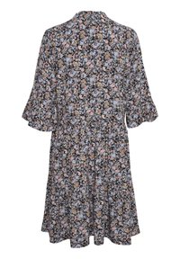 Blommig klänning i svart tyg med rosa, blå och beige blommor. Har utsvängda ärmar och en figursydd midja, knälång design.