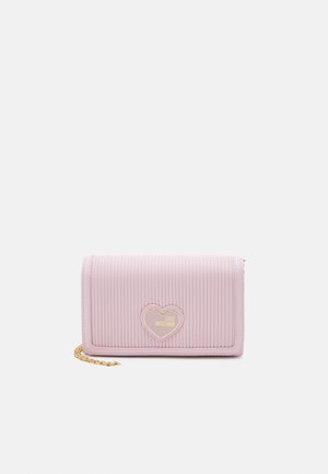 Lichtroze geribbelde clutch met gouden ketting en hartvormig embleem met de tekst "Love Moschino" op het midden van de voorkant.