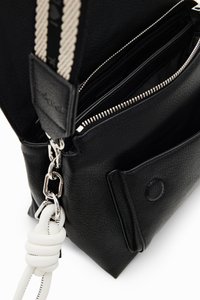 Schwarze Lederhandtasche mit strukturiertem Finish, ausgestattet mit einem silbernen Reißverschluss, weißem, geknotetem Tragriemen und einer Außentasche zur Aufbewahrung.