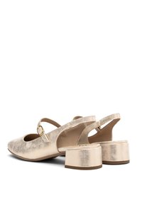 Scarpe slingback metalliche dorate con punta arrotondata, dettaglio della fascia e tacco a blocco. La superficie presenta un finish testurizzato.