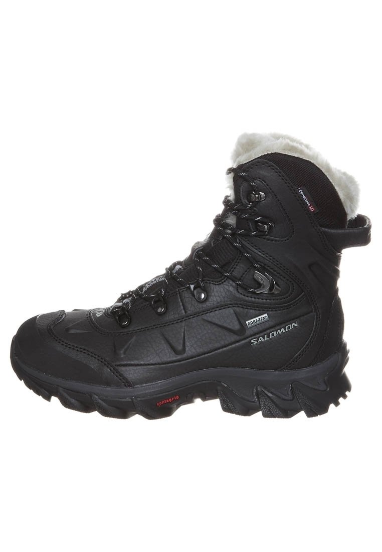 Bota de senderismo negra con parte superior de cuero texturizado, forro de piel sintética, sistema de cordones reforzado y suela de goma resistente para un buen agarre.