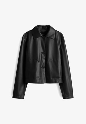 Zwarte leren cropped jacket met een puntige kraag, knoopsluiting en twee grote voorzakken. Gladde textuur met een stijlvolle uitstraling.