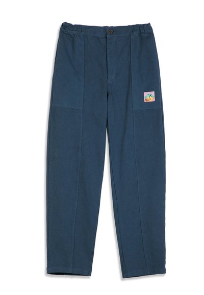 Pantalon décontracté bleu foncé avec poches avant et petite écusson coloré sur la partie supérieure de la jambe droite, fermeture par bouton à la taille.