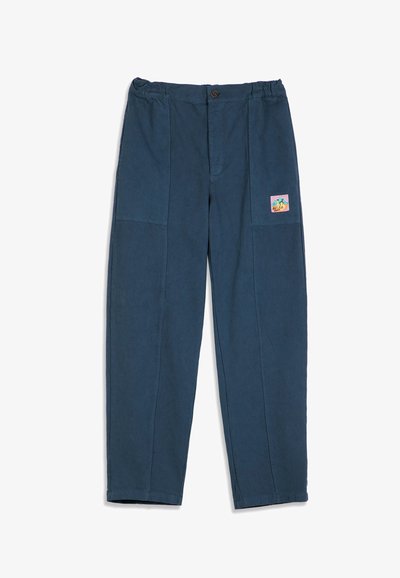Pantalon décontracté bleu foncé avec poches avant et petite écusson coloré sur la partie supérieure de la jambe droite, fermeture par bouton à la taille.