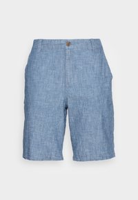 Pantalones cortos de mezclilla azul con una textura suave, que cuentan con un cierre de botón, bolsillos laterales y un diseño de corte recto.