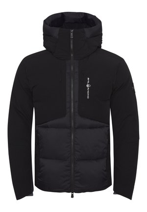 Chaqueta de plumas negra con cuello alto, que cuenta con un cierre de cremallera, dos bolsillos con cremallera y un acabado mate. Detalle del logo en la parte frontal.