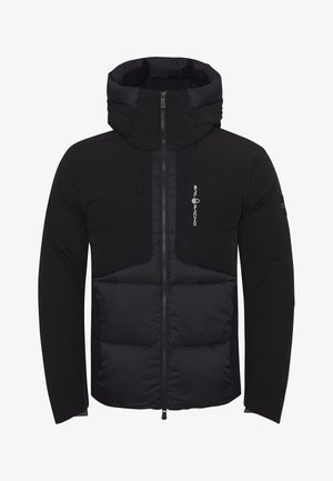 Svart puffjacka med hög krage, med dragkedjestängning, två dragkedjefickor och en matt yta. Logotypdetalj på framsidan.
