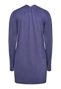 Suéter de punto morado de manga larga con escote en V, que presenta un detalle de parte trasera fruncida y puños y dobladillo de canalé, hecho de una suave tela texturizada.