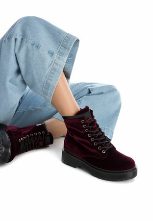 XTI Botines con cordones - burgundy