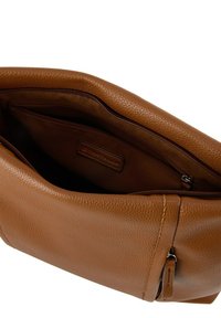 Braune Leder-Schultertasche mit einer strukturierten Oberfläche und Reißverschluss oben. Das Innere enthält Fächer und ein Markenschild. Kompakte und strukturierte Gestaltung.
