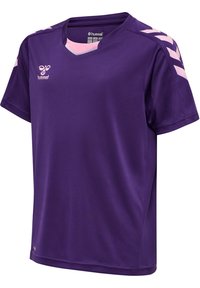 Lilla sportsjersey med korte ærmer, V-hals design og pink detaljer med chevronmønstre på skuldrene. Fremstillet af syntetisk stof.