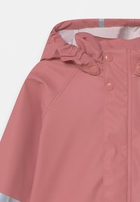 Roze waterdichte jas met een geraffineerde capuchon, drukknopen en een strak ontwerp met een gladde, glanzende textuur.