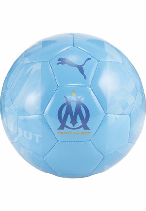 Balón de fútbol de color azul claro con acabado brillante, que presenta el logotipo de Puma, el emblema de Marsella y el texto "DROIT AU BUT" en colores contrastantes. Paneles hexagonales.