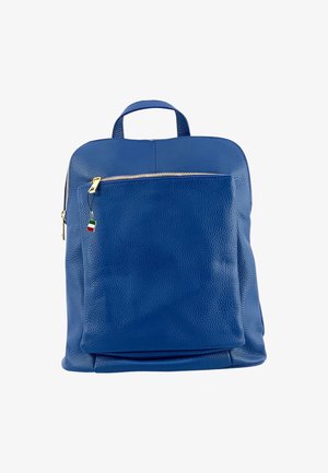 Sac à dos en cuir bleu avec une surface texturée, une poche avant zippée et des accessoires en ton doré. Il dispose d'une poignée supérieure et de bretelles réglables.