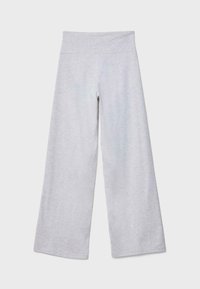 Hellgraue, weit geschnittene Hose aus weichem Material mit hohem Bund. Sie zeichnet sich durch eine einfache, glatte Textur ohne sichtbare Muster oder Verzierungen aus.