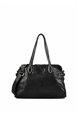 Bolso de mano negro de cuero con asas gemelas con tachuelas plateadas y una correa de hombro ajustable sobre un fondo blanco.