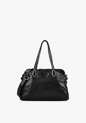Sac à main en cuir noir avec poignées jumelles ornées de clous argentés et une bandoulière réglable sur fond blanc.