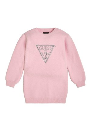 Miękki różowy sweter z długim rękawem, ze ściągaczami przy mankietach i u dołu, z metalicznym srebrnym logo w kształcie trójkąta "GUESS USA" z pytajnikiem w środku.