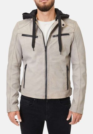 Lys grå læderjakke med en aftagelig sort hætte, lynlåslommer og teksturerede skulderdetaljer. Tætsiddende stil og glat overflade.