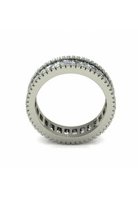 Anello in oro bianco con una fila di piccole gemme trasparenti lungo il bordo superiore, con un interno liscio e bordi texturizzati.