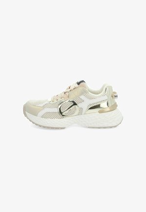 Lichte sportieve schoen met een bovenwerk van mesh in crème en beige, metallic accenten en een geprofileerde zool. Voorzien van ronde vetersluitingen en een logo.