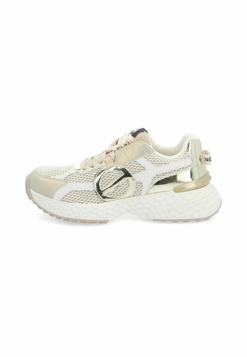 Lichte sportieve schoen met een bovenwerk van mesh in crème en beige, metallic accenten en een geprofileerde zool. Voorzien van ronde vetersluitingen en een logo.