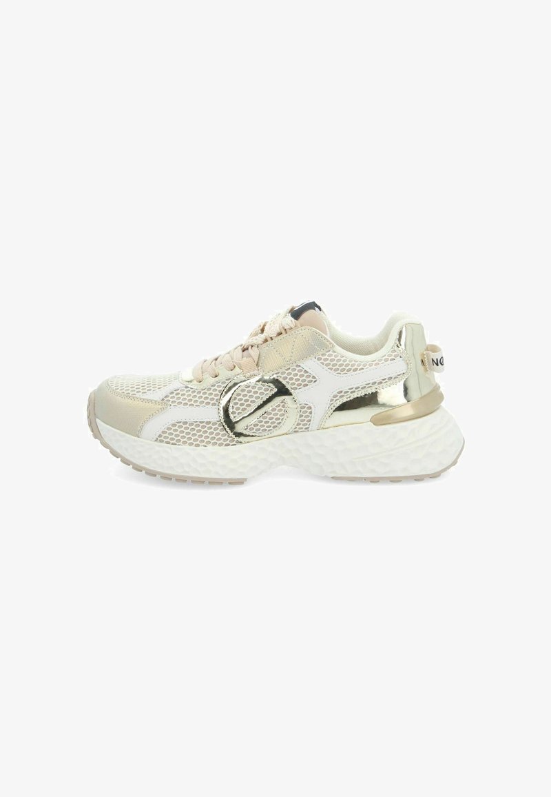 Lichte sportieve schoen met een bovenwerk van mesh in crème en beige, metallic accenten en een geprofileerde zool. Voorzien van ronde vetersluitingen en een logo.