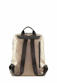 Zaino beige con cinturini marrone scuro, texture liscia, manico superiore e tasca laterale con zip. Design semplice e rettangolare.