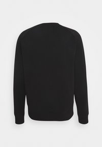 Sweat-shirt noir à manches longues, col rond et poignets côtelés. Texture lisse, avec un design simple et minimaliste sans motifs.