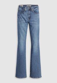 Jean en denim bleu clair à taille haute, avec bouton et fermeture éclair à l'avant, cinq poches, et jambes légèrement évasées.