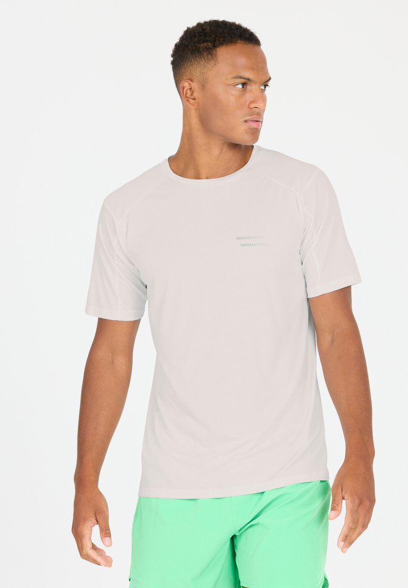 Lys grå kortærmet T-shirt med struktureret stof, rund halsudskæring og minimale mørkegrå detaljer på brystet.