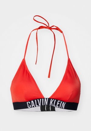 Rød trekantet bikinioverdel med justerbare nakkebånd. Har et kontrasterende marineblå bånd med hvit "CALVIN KLEIN"-logo. Glatt, elastisk stoff.