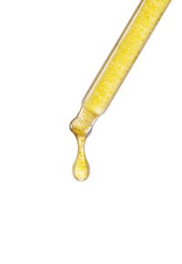 Un liquide jaune dans une pipette en verre clair avec une surface texturée, montrant une goutte se formant à l'extrémité sur un fond blanc.