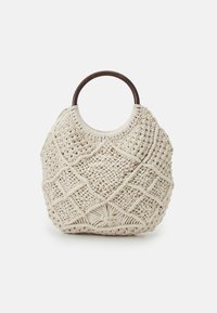 Sac à main avec poignée ronde en bois et corps tissé en macramé de couleur crème présentant des motifs géométriques complexes.