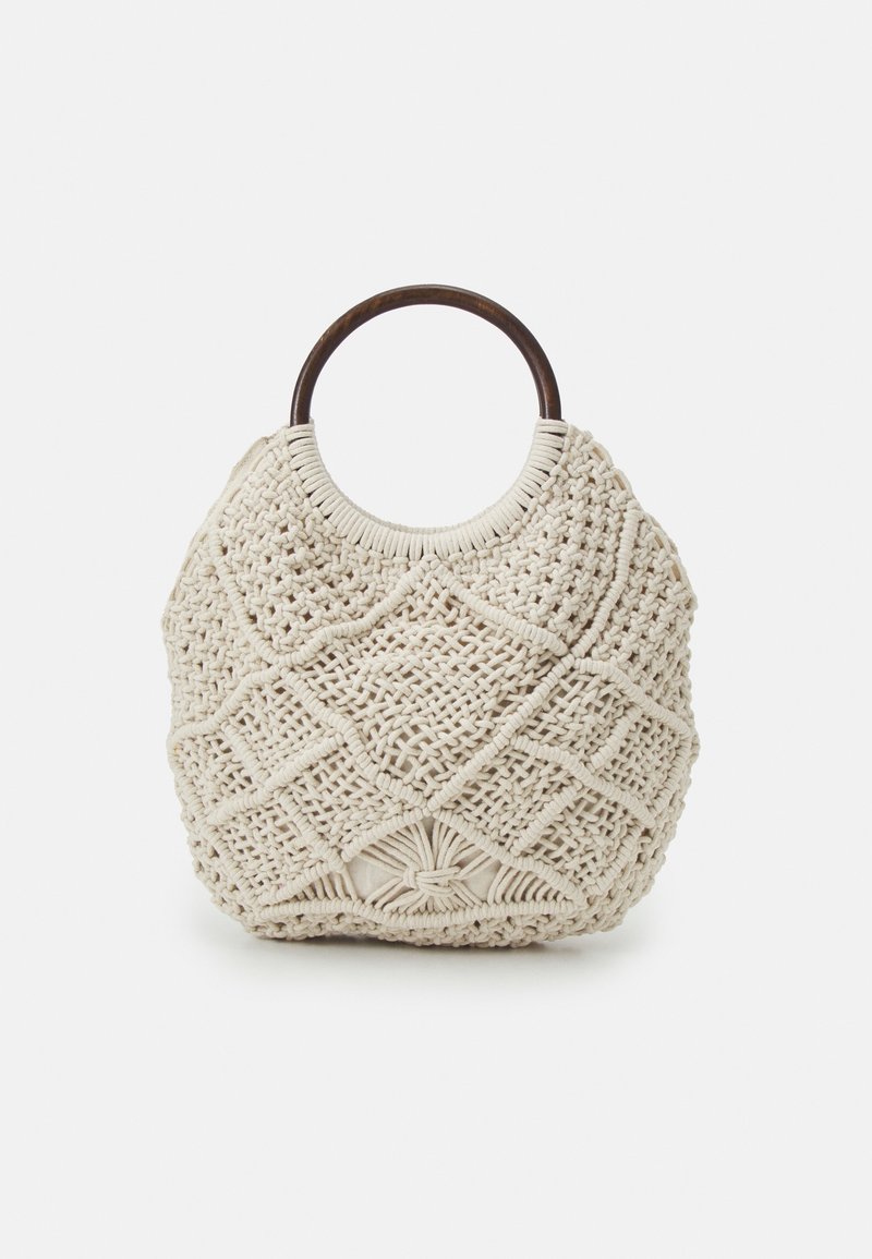 Sac à main avec poignée ronde en bois et corps tissé en macramé de couleur crème présentant des motifs géométriques complexes.