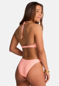 Bikini a righe rosa con allacciatura al collo, chiusura a gancio sul retro e slip a vita alta senza cuciture.
