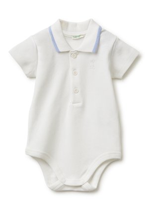 Biały krótkim rękawem body dla niemowląt z kołnierzykiem polo z jasnoniebieskim wykończeniem, z przodu z guzikami i zatrzaskami na dole.