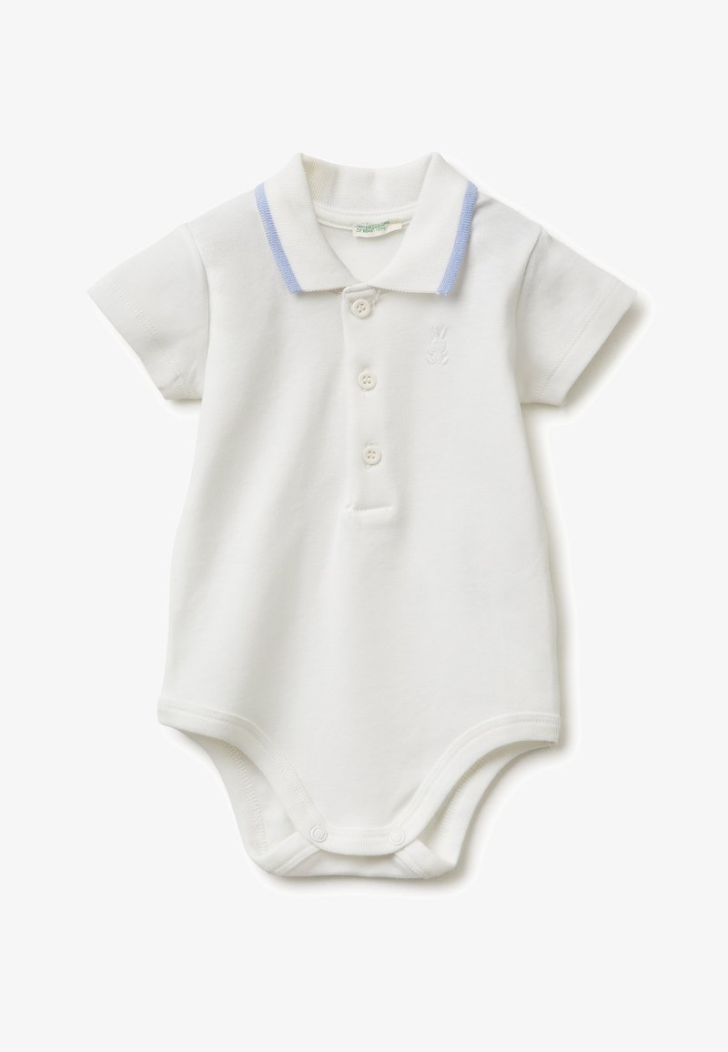 Biały krótkim rękawem body dla niemowląt z kołnierzykiem polo z jasnoniebieskim wykończeniem, z przodu z guzikami i zatrzaskami na dole.