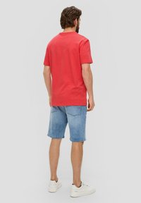 s.Oliver MIT BRUSTTASCHE - T-shirt basic - rot