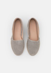 Sive slip-on cipele od suedea s zaobljenim vrhom, bež unutrašnjošću i kontrastnim šavovima na đonu. Ime brenda "ZIGN" urezano unutra.