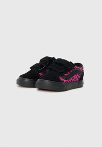 Chaussures en cuir suédé noir avec des accents en imprimé léopard rose et des bandes auto-agrippantes. Semelle en caoutchouc avec un motif texturé pour une meilleure adhérence. Design basse.