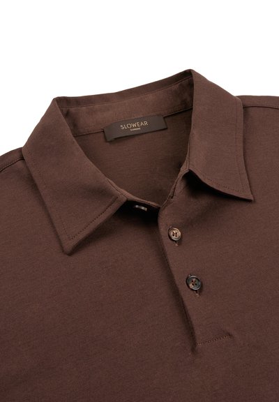 Braunes Poloshirt mit weitem Kragen und zwei Knöpfen, mit einem "SLOWEAR ZANONE"-Etikett innen am Halsausschnitt.