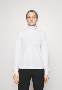 Weißer Pullover mit hohem Kragen und Reißverschluss, langen Ärmeln, glatter Textur, der ein tailliertes Design und subtile gestickte Akzente aufweist.