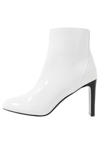 Weiße Knöchelboots aus Lackleder, mit spitzer Zehe und einem Stiletto-Absatz mit schwarzem Akzent. Glatte Oberfläche und minimalistische Details.