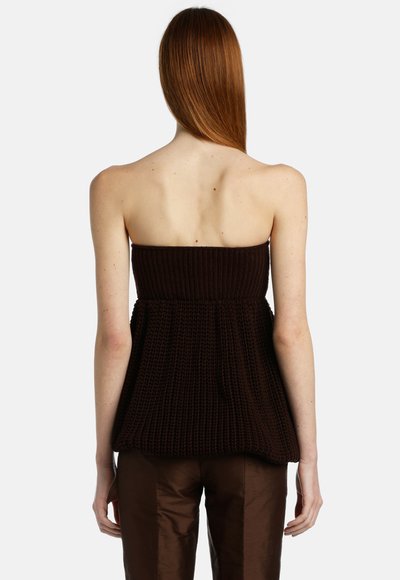 Braunes gestricktes trägerloses Top mit strukturiertem Oberteil und ausgestellt geschnittenem Saum. Der Stoff ist gerippt und sorgt für ein strukturiertes, aber dennoch weiches Erscheinungsbild.