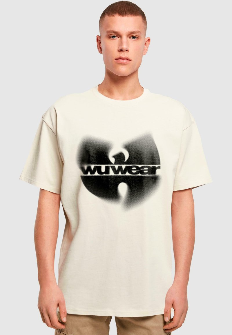 Kreminė trumpa rankovė t-maišis iš medvilnės, su dideliu juodu ir pilku Wu-Tang logotipo grafinį, laisva forma ir apvaliu iškirpimu.